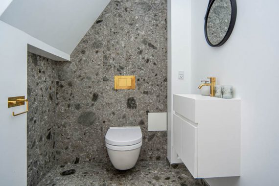 Et flot nyistandsat toilet-rum behøver ikke yderligere indretning. Lidt wellness fornemmelse i form af nogle få lækre sæbeprodukter kan dog løfte oplevelsen af luksus.