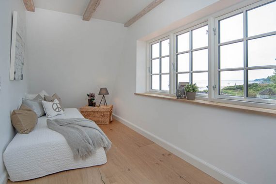 Et værelse med udsigt! Selv midre rum og smalle passager kan styles, så herlighedsværdien og anvendelsesmulighederne bringes frem og bliver tydelige. En god boligstyling er en vigtig del af den samlede klargøring af en bolig til salg.