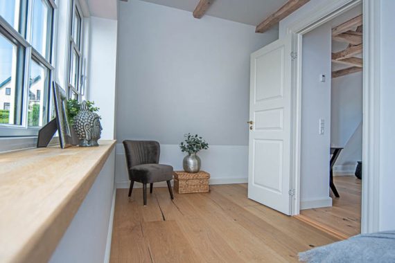 En Standvejsvilla med skøn udsigt over Øresund kan næsten sælge sig selv. Men en stilfuld enkel og æstetisk indretning understreger denne boligs særklasse. Klargøring af boligen til salg fuldendes bedst med denne professionelle boligstyling fra InBoligstyling.