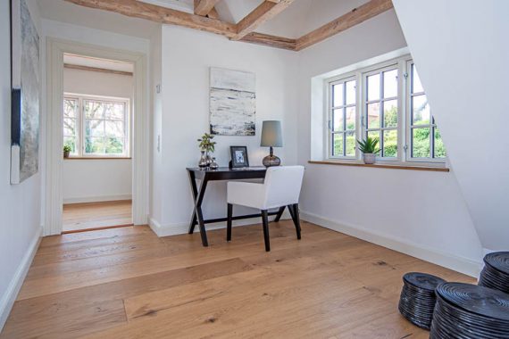 Et gangareal kan fremstå mere attraktivt på et annoncefoto, når man fornemmer anvendelsesmulighederne og proportionerne – foruden den herlighedsværdi, der her alene ligger i en skøn grøn udsigt og dertil den gennemgående oplevelse af lys og luft.