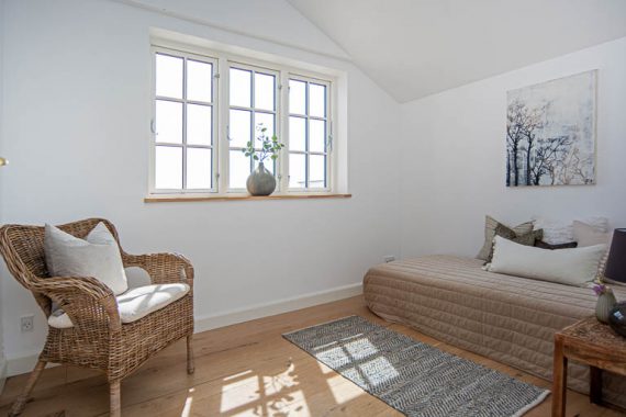 Skal du klargøre boligen til salg? Vis hvad hvert rum kan. Så viser du boligens muligheder. Hvor mange mennesker kan der mon bo i denne liebhaver-bolig? Det interesserede købspublikum skal ikke være i tvivl om, at der findes tilstrækkelig med gode værelser til alle familiens medlemmer.