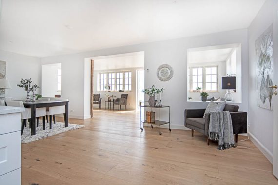 Lys, luft og en skøn stemning. Indretningen og boligstylingen fremhæver denne unikke boligs potentiale. Se hele serien af fotos på inboligstyling.dk