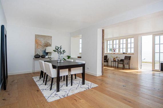 Spisestue med direkte kig ud på øresund. Bedre bliver det ikke! InBoligStyling havde en dejlig dag under stylingen af denne liebhaver-bolig på Strandvejen nord for København.