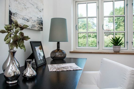 En professionel boligstyling kan skabe stemning med få midler. Harmoni og enkelhed iblandet en flot varm stemning virker vældig indbydende og får potentielle købere til at stoppe op og blive lidt forelsket i mulighederne.