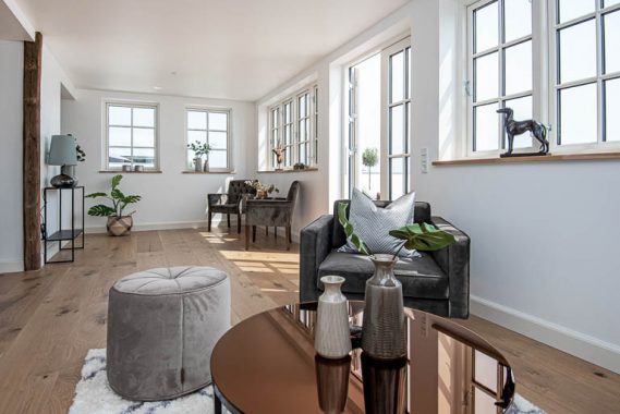 inboligstyling.dk er specialiserede professionelle boligstylister, der kan hjælp dig med at indrette og style som led i din klargøring af din bolig klar til salg. Med en Full Styling styles boligen med møbler og interiør fra InBoligStyling's eget lager.