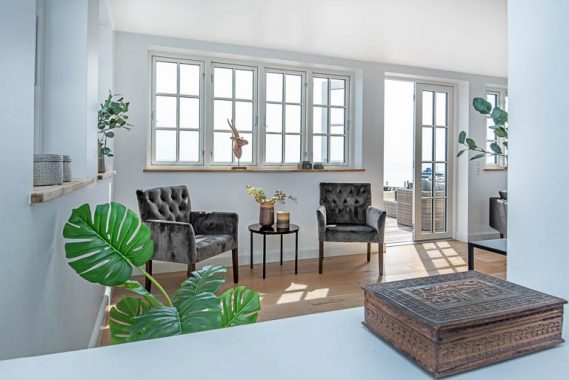 Med en professionel boligstyling fra inboligstyling.dk, får du en gennemført styling, hver sammenhæng mellem de forskellige rum er afstemt og gennemtænkt, hvilket får oplevelsesværdien af boligen helt i topklasse.