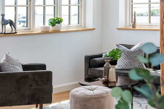 En boligstyling sælger en bolig ved blandt andet at skabe en varm og tiltalende stemning, som kan fange købernes interesse. Denne stue-indretning er på samme tid moderne, harmonisk og varmt indbydende.