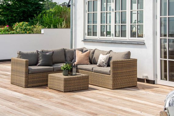 Boligstyling fra inboligstyling.dk kan også omfatte udendørs arealer og terrasser, så herlighedsværdien fremhæves og giver indbydende annoncefotos, som fanger købernes opmærksomhed.