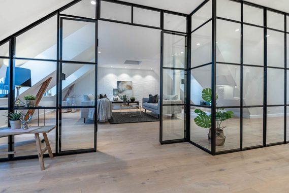 Denne suveræne penthouse-taglejlighed er kendetegnet af høj kvalitet og bemærkelsesværdig stil. Boligstylingen matcher niveauet og fremviser rummenes spændende indretningsmuligheder.