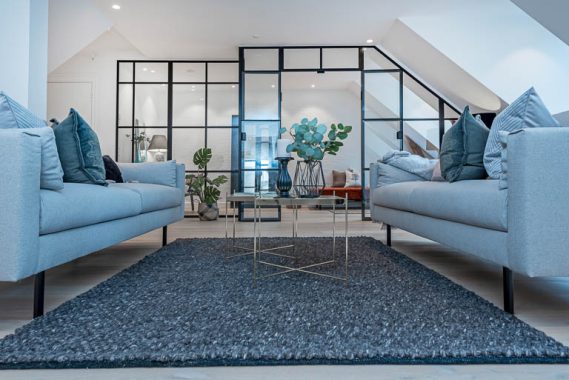 Den internationale penthousestil opstår imellem de rå glas og stål opdelinger, de fritliggende tagbjælker, den historiske udsigt til Marmorkirken og den moderne, indbydende boligstyling.