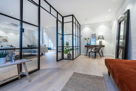 Afstemt boligstyling forbinder rummene, så boligen fremstår harmonisk og indbydende indrettet.