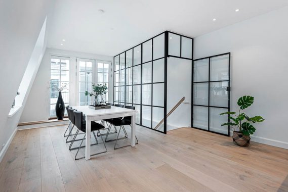 Boligstylingen skal understrege boligens muligheder – ikke stjæle opmærksomheden. Enkelhed er en dyd, når en bolig skal indrettes til salg. Indretningen skal understøtte – ikke distrahere – køberens egne boligdrømme.