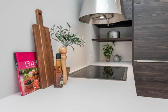 Køkkenet er nyt og minimalistisk i sin eksklusive enkelhed. InBoligStyling tilføjer enkelte elementer, der giver positive associationer, så man kan drømme om at leve sit liv i disse luksuriøse rammer.