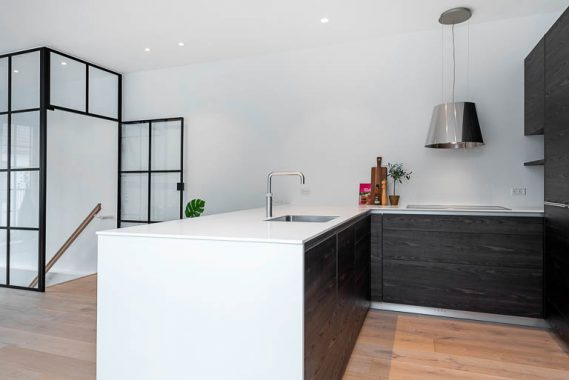 Efter en tur i de lokale delikatesse-forretninger er du klar til at flytte ind her. Boligstylingen passer til boligens beliggenhed i det indre København, der er et sandt mekka for livsnyderne. Denne lejlighed er nu stylet og klar til selv det mest kræsne købersegment.