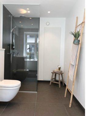 Et nyt og lækkert baderum i topkvalitet og super minimalistisk stil fortjener et strejf af wellness, hvilket boligstylingen tilføjer. Dermed understreges de rene luksuskvaliteter i denne penthouse-bolig.