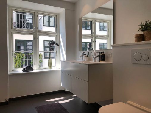 Lidt wellness-stemning byder dig velkommen. Det liv, der kan leves her, er som en skøn ferierejse. Med boligstylingen får du skønne og ukomplicerede livsmuligheder serveret.