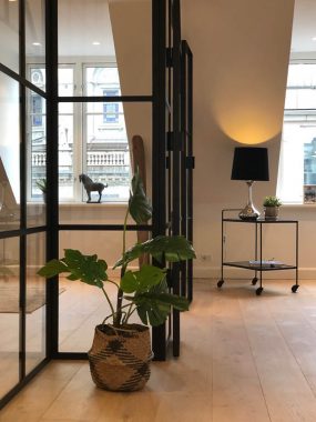 En boligstylist indretter, så boligens muligheder fremhæves.