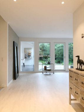 Når boligstylisten indretter med boligsalg for øje, bliver rummenes sammenhæng og adgangsveje forbundet af interiøret. Indretningen skaber gode fotos til boligannonceringen.