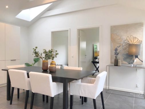 Boligen styles så stilen er harmonisk og sammenhængende. Møbelvalget er tilpasset den enkelte boligs planløsning og øvrige forhold.