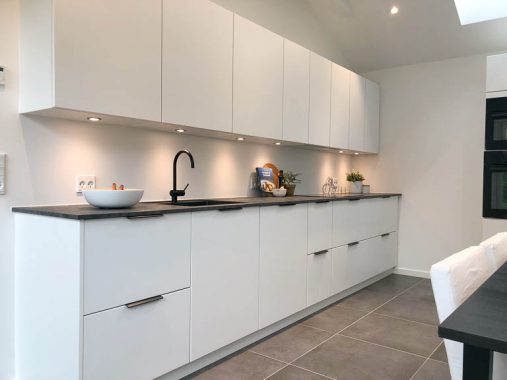 Dekorationen af køkkenet inviterer til middag. Alt skal være ryddeligt og rent. Boligstylingen skal vække appetitten på, at man vil kunne leve sit liv godt i disse rammer.