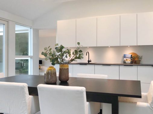 Boligstylingen synes at invitere dig til at slå dig ned ved bordet her. Der er ikke noget mere hyggeligt end et velindrettet køkken med god plads til, at mennesker kan samles omkring god mad og drikke.