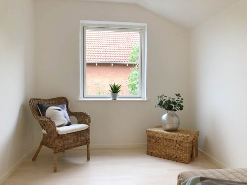 En enkel indretning kan antyde flere forskellige brugsformål til det samme værelse. InBoligStyling leverer professionel boligstyling i Storkøbenhavn og øvrige Sjælland, Jylland og alle brofaste danske øer.