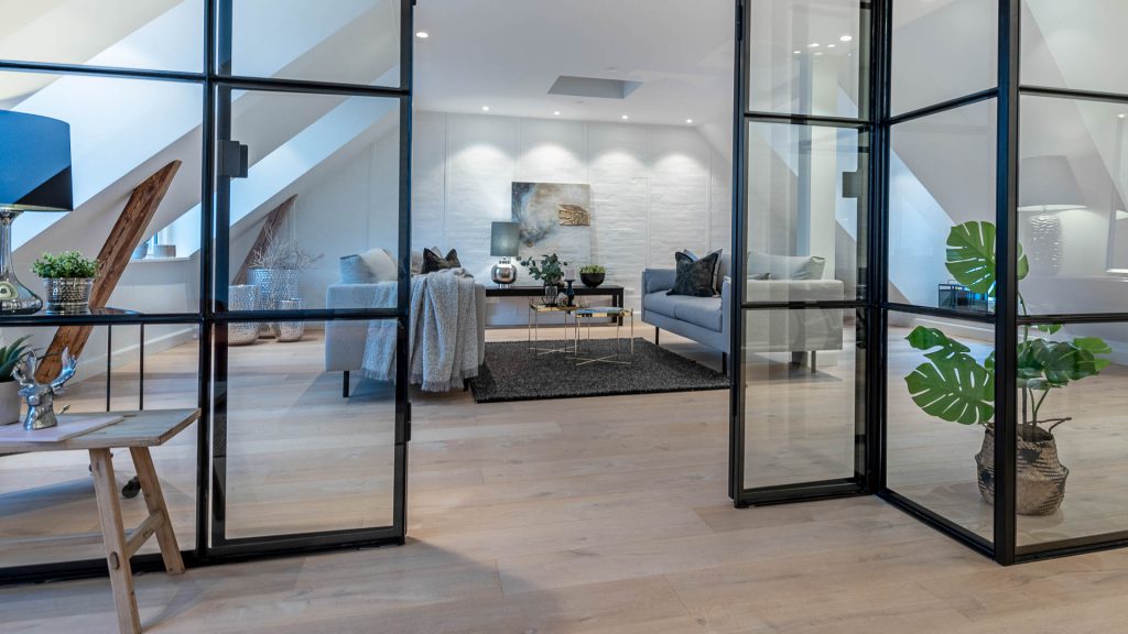 Boligstyling virker! En flot og indbydende indrettet bolig sælger bedre, end rungende tomme rum. En Full Styling vil byde køberne velkommen - både på annoncefotos og ved boligfremvisningen.