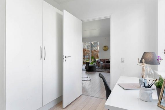 Fra værelset skabes der en åben vej til terrassedøren og det betaler sig at sætte fokus på denne kvalitet, når boligen skal præsenteres til salg.