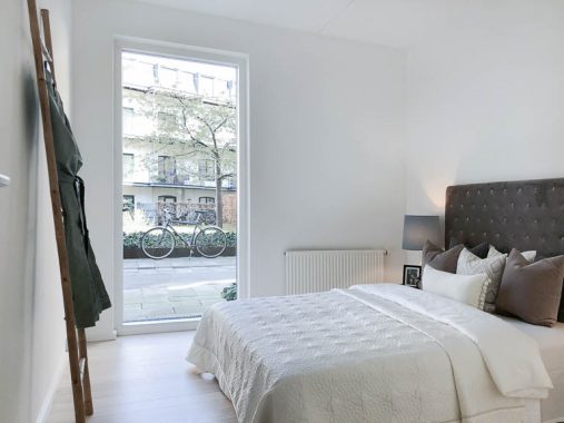 Forældresoveværelset har fået en indbydende, ren og ryddelig boligstyling med flot dobbeltseng. Det er noget, der virker ved salg af boligen.