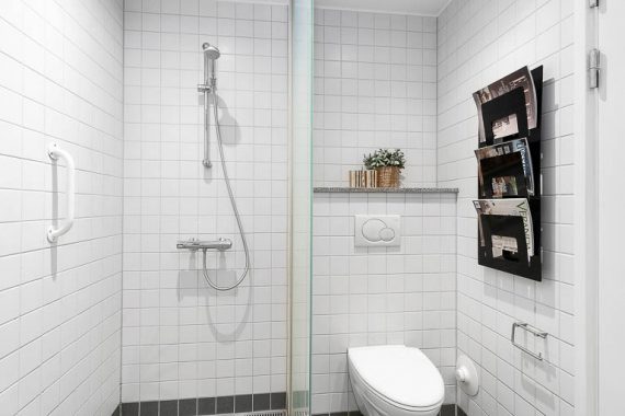 Boligstylingen må ved salg gerne understrege fornemmelsen af at denne 3V'er på Frederiksberg er relativt nybygget.