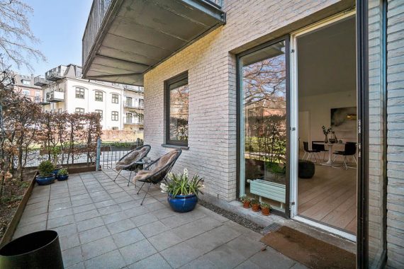 Selvom det kun er april understreges terrassens muligheder med denne boligstyling. Ved salg kigger køberne ind i sommeren, og terrassen er en afgørende attraktiv feature ved boligen.
