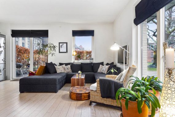 Før boligstylingen var lejlighedens indretning personlig med flere mørke møbler, gardiner og spor efter sælgers hverdagsliv. Se hvor meget lysere boligen blev med boligstyling fra inboligstyling.dk