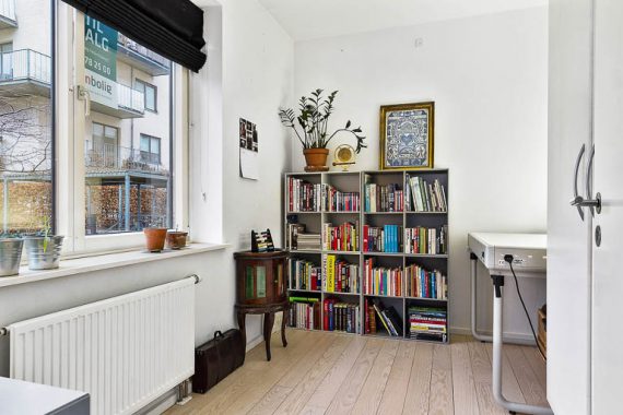 Før boligstylingen var lejlighedens indretning personlig med flere mørke møbler, gardiner og spor efter sælgers hverdagsliv. Se hvor meget lysere boligen blev med boligstyling fra inboligstyling.dk