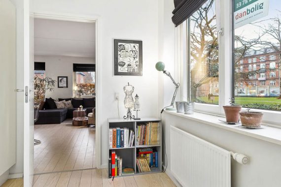 Før boligstylingen var lejlighedens indretning personlig med flere mørke møbler, gardiner og spor efter sælgers hverdagsliv. Se hvor meget lysere boligen blev med boligstyling fra inboligstyling.dk