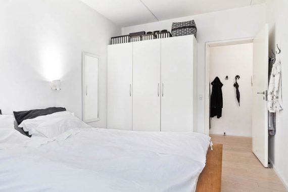 Før boligstylingen var lejlighedens indretning personlig med flere mørke møbler, gardiner og spor efter sælgers hverdagsliv. Se hvor meget lysere boligen blev med boligstyling fra inboligstyling.dk