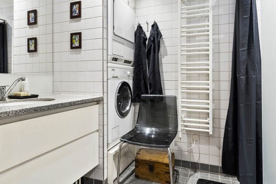 Før boligstylingen var lejlighedens indretning personlig med flere mørke møbler, gardiner og spor efter sælgers hverdagsliv. Se hvor meget lysere boligen blev med boligstyling fra inboligstyling.dk