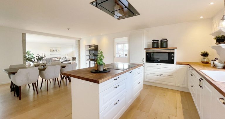 Lækker styling af køkken med en dLux Styling fra InBoligStyling.