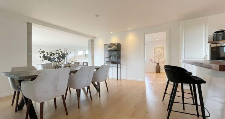 En dLux Styling fra InBoligStyling sætter fokus på boligens rummelige køkken-alrum